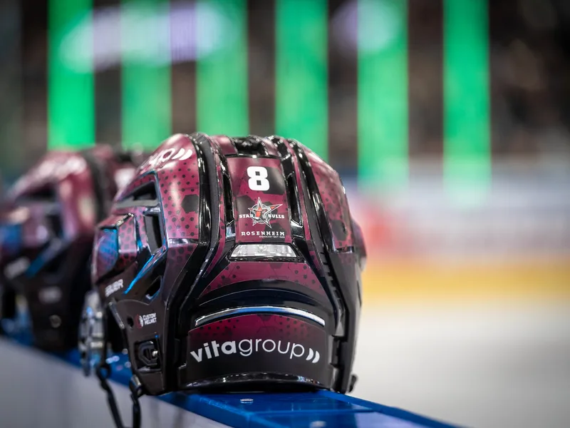 Der Helm von Lukas Laub (8), Starbulls Rosenheim, liegt auf der Bande.