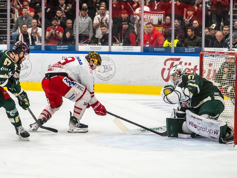 Christopher Kolarz (67), Starbulls Rosenheim, pariert den Schussversuch von Bryce Kindopp (9), Eisbären Regensburg, im Butterfly mit einem Pad-Save.