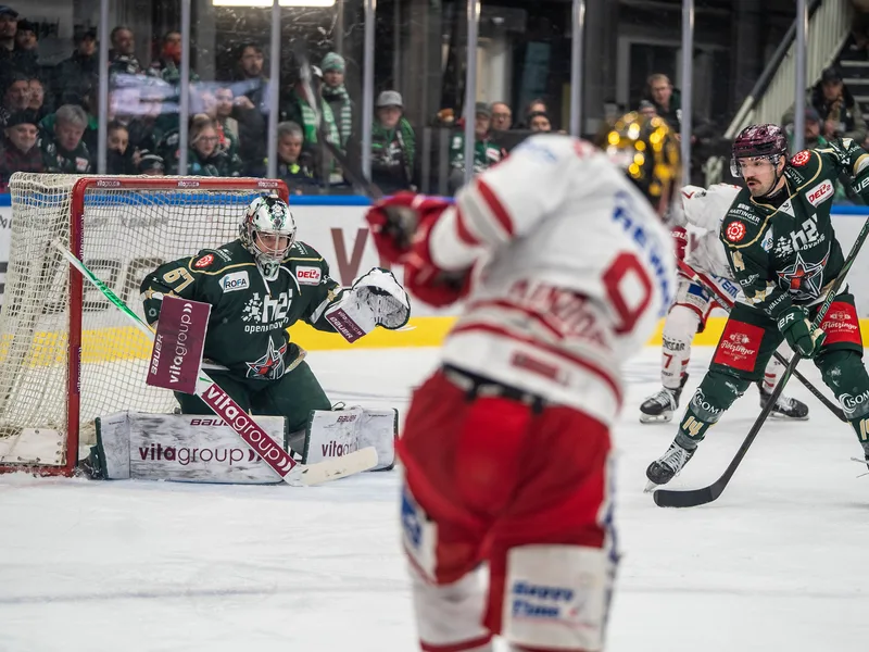 Christopher Kolarz (67), Starbulls Rosenheim, erwartet im Butterfly den Schuss eines Spielers der Eisbären Regensburg, während Dominik Tiffels (14), Starbulls Rosenheim, in der Defensive absichert.