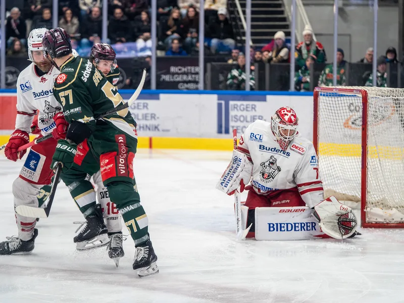 Charlie Sarault (57), Starbulls Rosenheim, kämpft im Slot gegen Pascal Zerressen (16), Eisbären Regensburg, um die Position vor dem im Butterfly bereiten Goalie Jonas Neffin (75), Eisbären Regensburg.